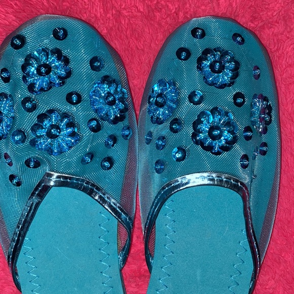Ladies sequence slippers never been worn. - Picture 4 of 4